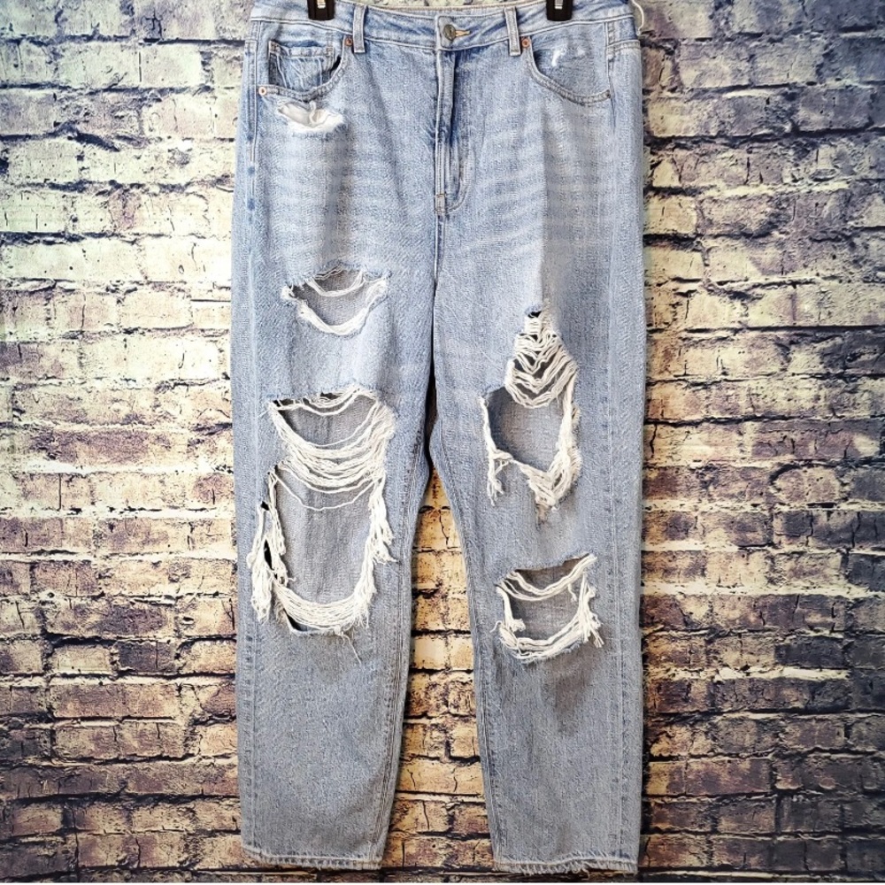 American Eagle AEO Highest Rise Distressed Light Wash Mom Jeans Size 14